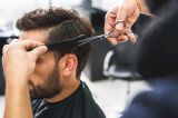 Foto: Ein Mann bekommt einen Haarschnitt